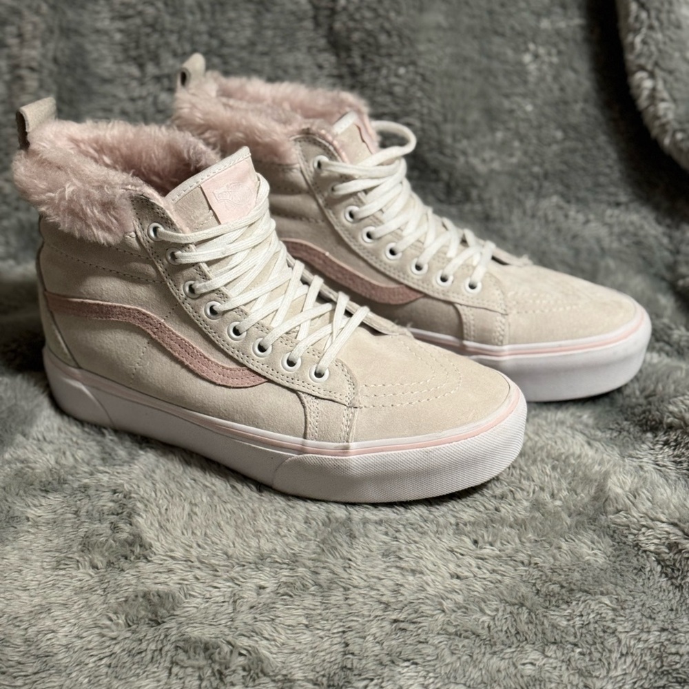 Vans Women’s Sk8-Hi platform Sneakers With Faux Fur / Barley Worn / Size 10